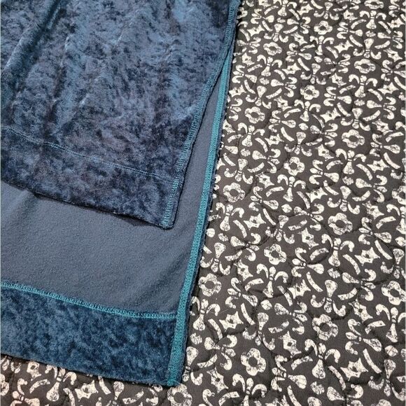 WeāTheāFreeĀ BlueāVelvetāTunic - Picture 4 of 7